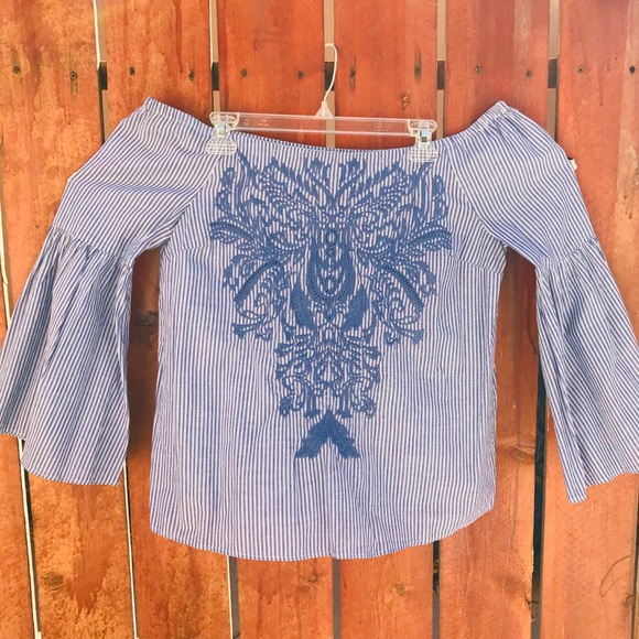 Off-shoulder Blouse - Picture 2 of 2